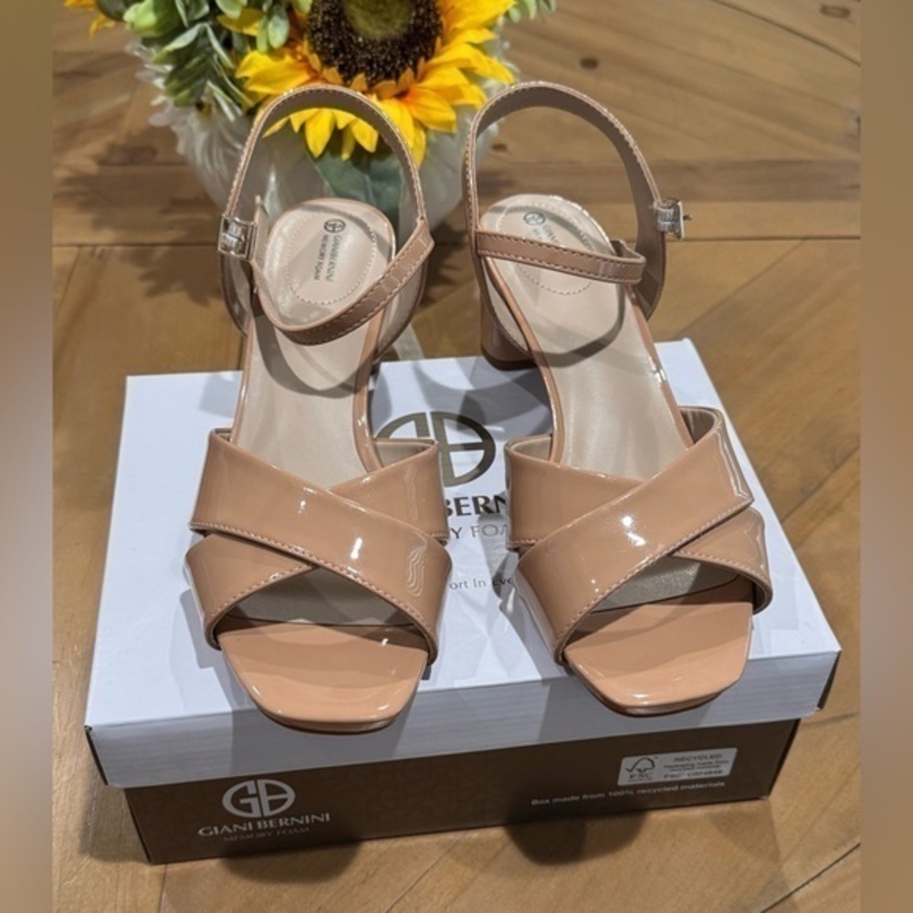 Giani Bernini womens crisscross lines Sandals